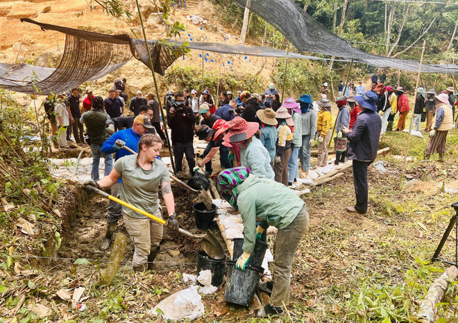 Un site de recherche de militaires américains portés disparus pendant la guerre (MIA) au hameau de Cop (Huong Phung, Huong Hoa, Quang Tri). A ce jour, le Vietnam a remis aux États-Unis plus de 1.200 dépouilles, permettant l’identification de 735 militaires portés disparus. Cette action humanitaire contribue à panser les blessures de la guerre, à instaurer la confiance et à promouvoir l’amitié entre les deux nations. Photo : VNA vna-potal-day-manh-tim-kiem-quan-nhan-hoa-ky-bi-mat-tich-trong-chien-tranh-7950266.jpg