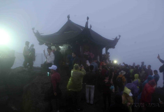 Des dizaines de milliers de visiteurs affluent pour brûler de l’encens à la pagode Dong, située dans le complexe Yen Tu, 25 février 2018. Photo : VNA vna-potal-unesco-cong-nhan-quan-the-di-tich-va-danh-thang-yen-tu-vinh-nghiem-con-son-kiep-bac-la-di-san-van-hoa-the-gioi-8145674.jpg
