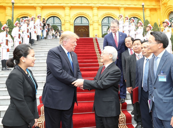 Le secrétaire général du PCV et président de la République, Nguyen Phu Trong, reçoit le président des États-Unis, Donald Trump, à l’occasion de son arrivée au Vietnam pour participer au deuxième sommet États-Unis – République populaire démocratique de Corée (Hanoï, le 27 février 2019). Photo : VNA vna-potal-viet-nam-hoa-ky-30-nam-vuot-qua-khac-biet-cung-co-quan-he-doi-tac-chien-luoc-toan-dien-8134835.jpg