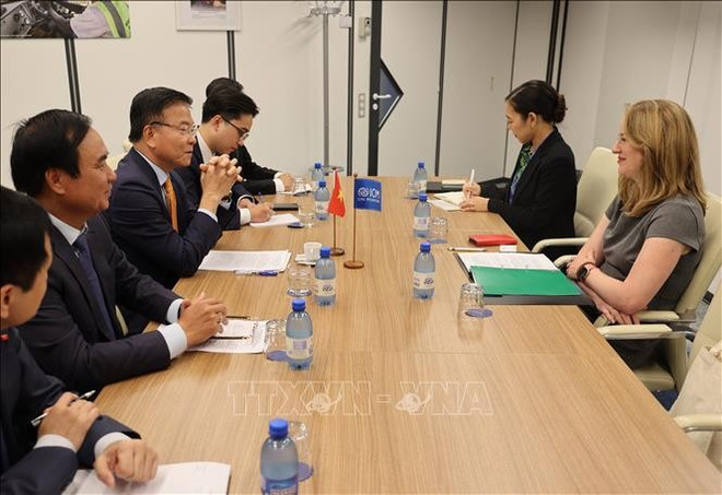 Le vice-Premier ministre Le Thanh Long travaille avec Amy Pope, directrice générale de l’Organisation internationale pour les migrations (OIM). Photo: VNA to-chuc-di-cu.jpg