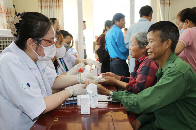 Des personnes en situation difficile bénéficient de consultations médicales gratuites. Photo: VNA kham-chua-benh.jpg