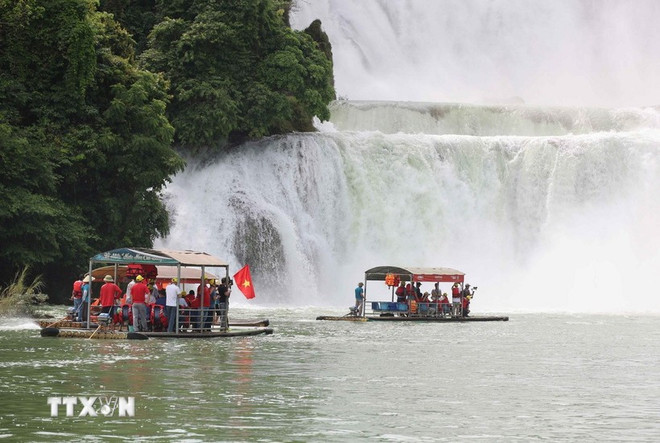 Zone de coopération touristique transfrontalière des chutes de Ban Gioc (Vietnam) – Detian (Chine). Photo: VNA du-lich-vn-trung-quoc.jpg
