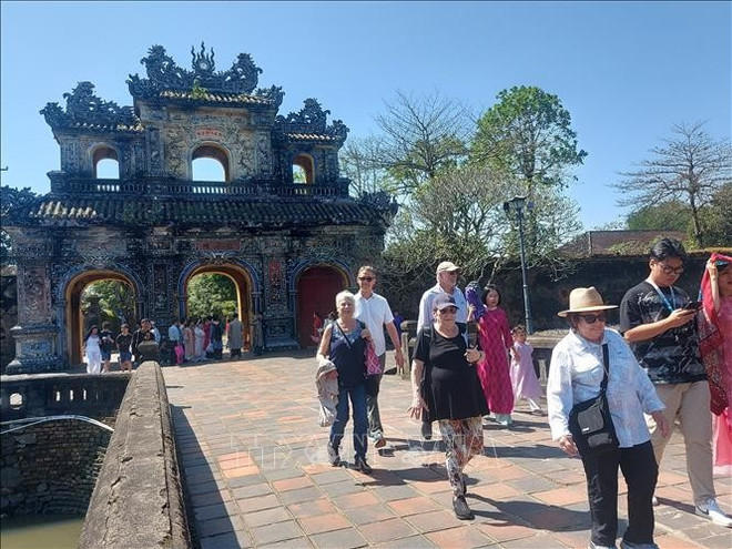 Touristes étrangers à Hue. Photo: VNA dai-noi-070625.jpg