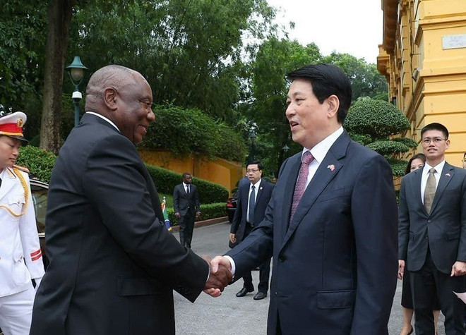 Les présidents Luong Cuong et Matamela Cyril Ramaphosa. Photo: VNA vna-potal-le-don-tong-thong-nam-phi-tham-cap-nha-nuoc-den-viet-nam-8357529.jpg