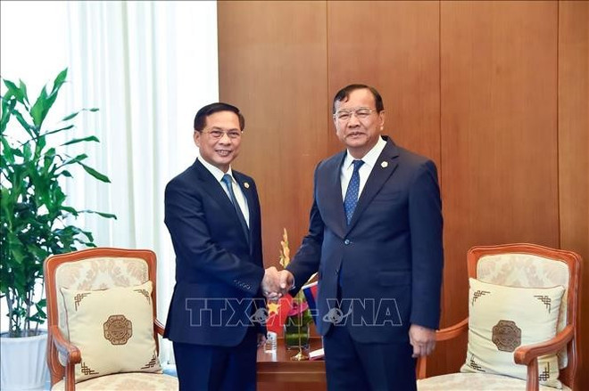 Bui Thanh Son (gauche) et Prak Sokhonn. Photo: VNA 2.jpg