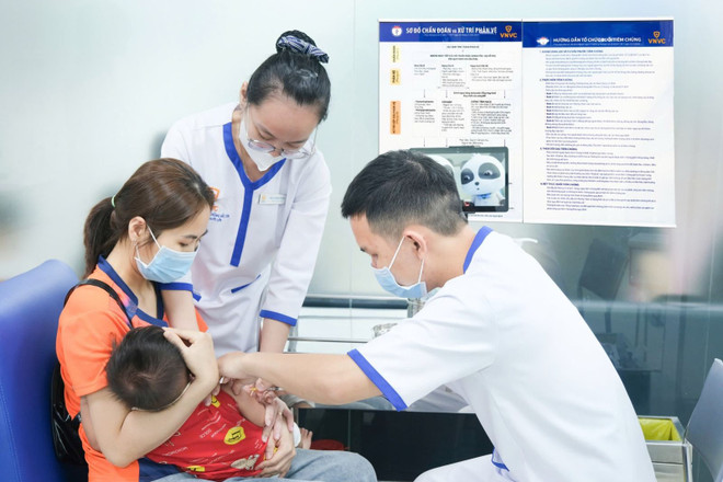 VNVC et Sanofi procéderont progressivement au transfert de technologie pour la production de certains vaccins essentiels de Sanofi largement utilisés au Vietnam. Photo: journal Tin Tuc tiemvaccine.jpg