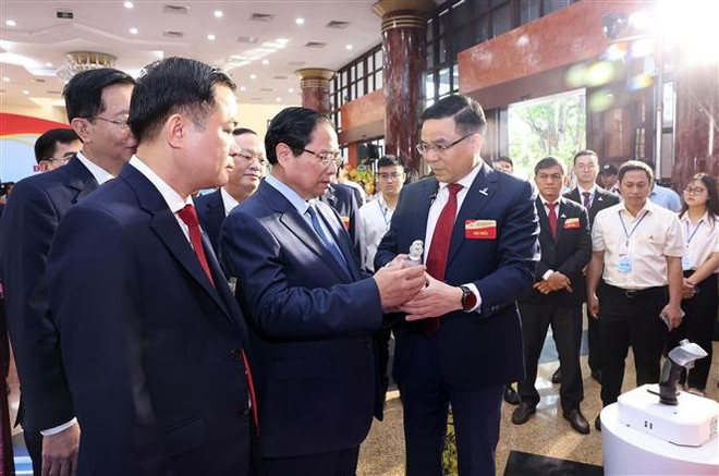 Le Premier ministre Pham Minh Chinh assiste à la présentation des produits typiques de Petrovietnam. Photo : VNA vna-potal-thu-tuong-du-dai-hoi-dang-bo-tap-doan-cong-nghiep-nang-luong-quoc-gia-viet-nam-8187430.jpg