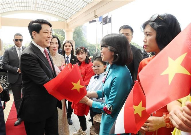 Le président de la République, Luong Cuong, et des représentants de la communauté vietnamienne en Egypte. Photo: VNA vna-potal-chu-tich-nuoc-den-cairo-bat-dau-tham-cap-nha-nuoc-ai-cap-8188158.jpg