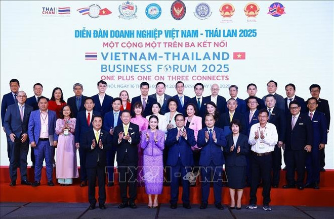 Les chefs des gouvernements vietnamien et thaïlandais et des représentants d'entreprises des deux pays lors de l'événement. Photo: VNA uuida850d6f0-6575-4de0-a40e-436c66309aa6code001library1type1mode1loctruecaptrue.jpg