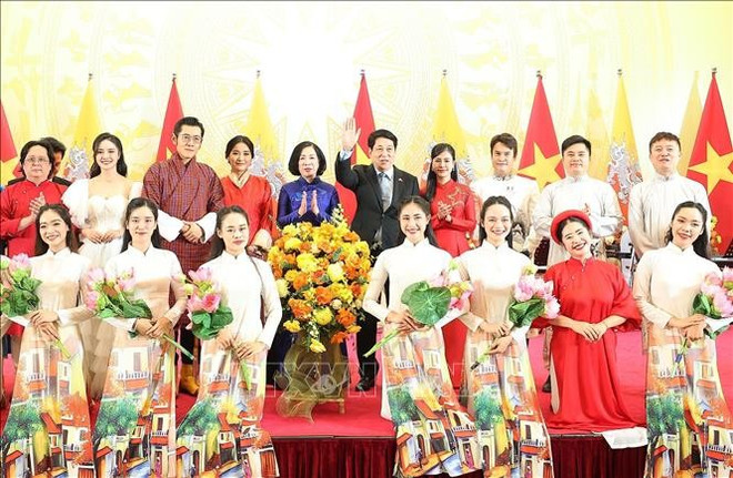 Le président vietnamien et son épouse, le roi et la reine du Bhoutan, et des artistes vietnamiens. Photo: VNA uuid292abe4a-2e4c-4fca-a0b8-886892afe826code001library1type1mode1loctruecaptrue.jpg