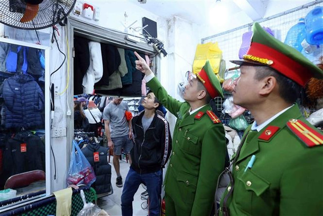 La police inspecte les travaux de prévention des incendies et de sauvetage dans un magasin de la rue Hang Dau, à Hanoï. Photo: VNA vna-potal-cong-an-ha-noi-san-sang-phong-chong-giac-lua-dem-lai-binh-yen-cho-nguoi-dan-7829404.jpg