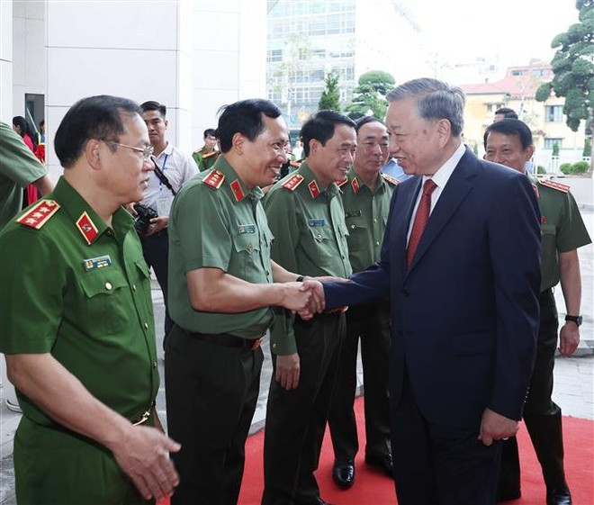 Le secrétaire général To Lam assiste à la cérémonie. Photo: VNA vna-potal-tong-bi-thu-du-le-khanh-thanh-cong-trinh-tru-so-bo-cong-an-8214370.jpg
