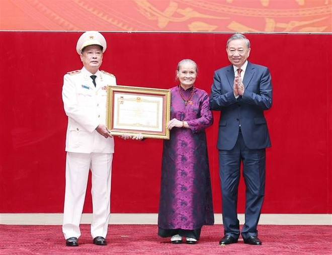 Cérémonie de remise à titre posthume du titre de « Héros des forces armées populaires » au général Le Minh Huong, défunt ministre de la Sécurité publique. Photo: VNA vna-potal-tong-bi-thu-gap-mat-can-bo-cong-an-cap-cao-nghi-huu-8214716.jpg