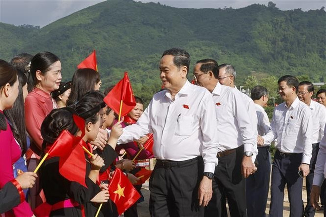 Le président de l'Assemblée nationale, Tran Thanh Man, assiste à la cérémonie d'inauguration de la Maison commémorative du président Ton Duc Thang. Photo : Doan Tan - VNA vna-potal-chu-tich-quoc-hoi-du-le-khanh-thanh-nha-tuong-niem-chu-tich-ton-duc-thang-8214438.jpg
