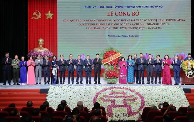 Le président Luong Cuong félicite les autorités de Hanoï. Photo: VNA vna-potal-chu-tich-nuoc-du-le-cong-bo-nghi-quyet-quyet-dinh-sap-nhap-don-vi-hanh-chinh-tai-ha-noi-8122029.jpg