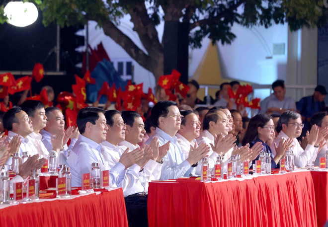 Le président Luong Cuong assiste au programme à Hanoï. Photo: VNA vna-potal-chuong-trinh-cau-truyen-hinh-chinh-luan-nghe-thuat-dac-biet-thoi-co-vang-8228761.jpg