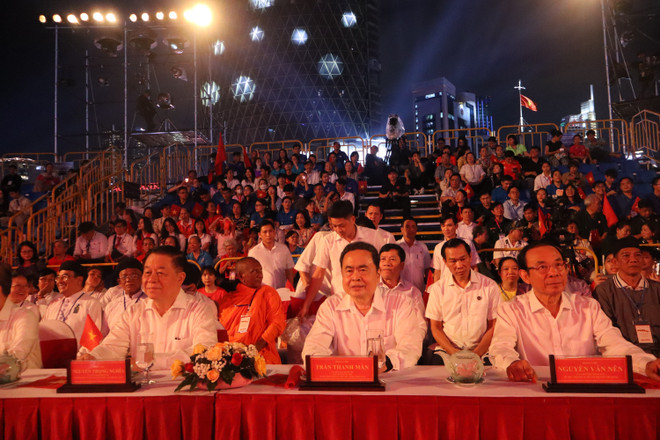 Le président de l'Assemblée nationale, Tran Thanh Man, assiste au programme à Ho Chi Minh-Ville. Photo: VNA vna-potal-chuong-trinh-cau-truyen-hinh-chinh-luan-nghe-thuat-dac-biet-thoi-co-vang-8228789.jpg