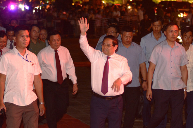 Le Premier ministre Pham Minh Chinh assiste au programme à Hue. Photo: VNA vna-potal-chuong-trinh-cau-truyen-hinh-chinh-luan-nghe-thuat-dac-biet-thoi-co-vang-8228777.jpg