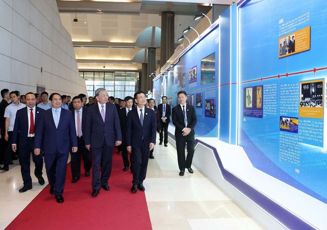 Dans le cadre de la célébration, le ministère des Sciences et des Technologies organise une exposition présentant les réalisations du secteur. Photo: VNA vna-potal-tong-bi-thu-du-le-ky-niem-80-nam-nganh-buu-chinh-va-vien-thong-66-nam-nganh-khoa-hoc-va-cong-nghe-8304444.jpg