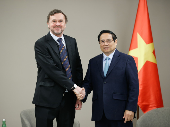 Le Premier ministre Pham Minh Chinh et le dirigeant de Seven Global Investments. Photo: VNA vna-potal-thu-tuong-pham-minh-chinh-tiep-mot-so-doanh-nghiep-hang-dau-cong-hoa-sec-7815608.jpg