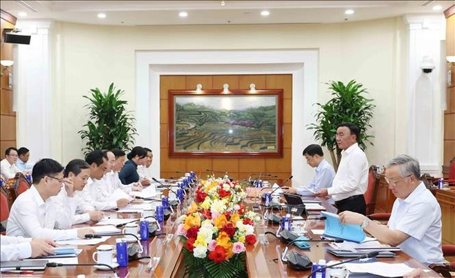Séance de travail du Bureau politique avec la permanence du Comité provincial du Parti de Thai Nguyen. Photo: VNA tran-cam-tu.jpg