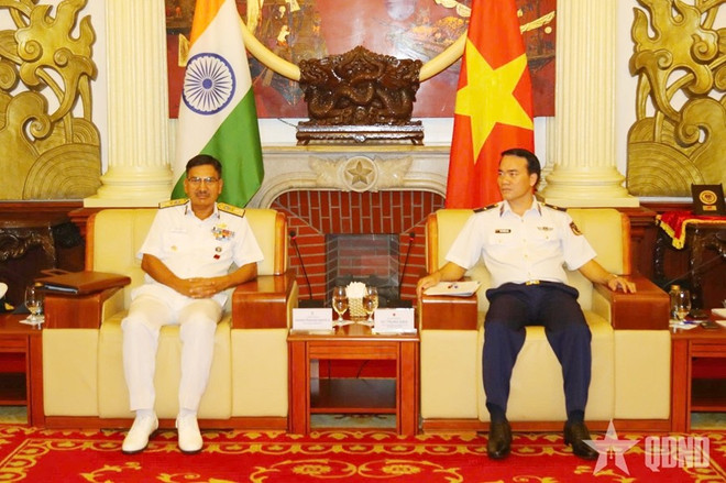 thieu-tuong-vu-trung-kien-trao-doi-cung-trung-tuong-anand-prakash-badola-qdndvn.jpg