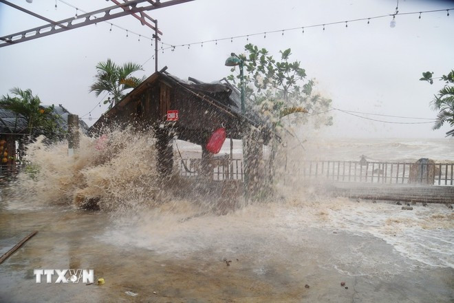 Vagues de la mer dans la commune d'An Chau, province de Nghe An. Photo: VNA bao-so-5-nghe-an-1.jpg