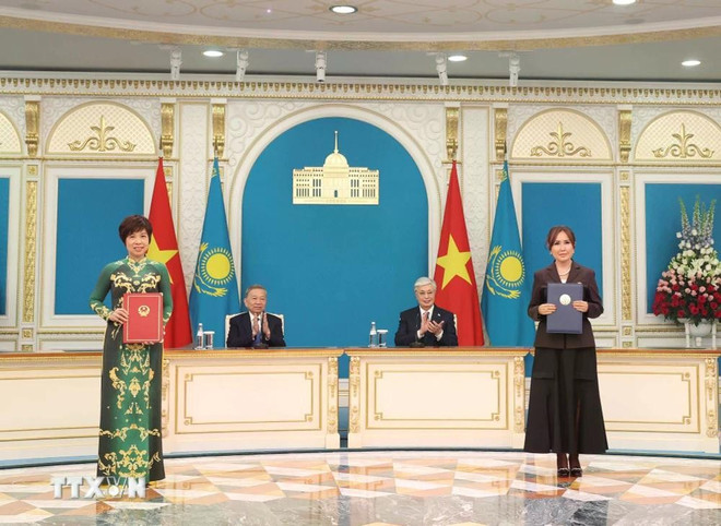 Le secrétaire général Tô Lâm et le président Kassym-Jomart Tokaïev à la cérémonie d'échange de l’accord de coopération entre l’Agence vietnamienne d’information (VNA) et le Complexe de radiodiffusion et de télévision relevant de la Présidence de la République du Kazakhstan (TRC). Photo: VNA tong-bi-thu-to-lam-va-tong-thong-kazakhstan-chung-kien-le-trao-cac-van-kien-hop-tac-giua-hai-nuoc-06-1.jpg