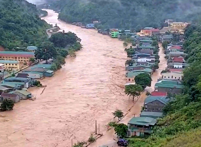 Le niveau des eaux de crue de la rivière Nam Mo, qui traverse la commune de Muong Xen, province de Nghe An, reste très élevé. Photo: VNA song-nam-mo-di-qua-xa-muong-xen-hien-nuoc-lu-van-rat-cao-phat.jpg