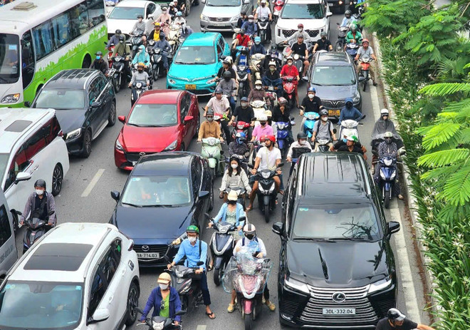 Des solutions de transport en commun seront renforcées afin de réduire l’usage des motos et favoriser l’intermodalité. Photo : Quang Phong/Journal Tin Tuc et Dan Toc un-tac-z.jpg