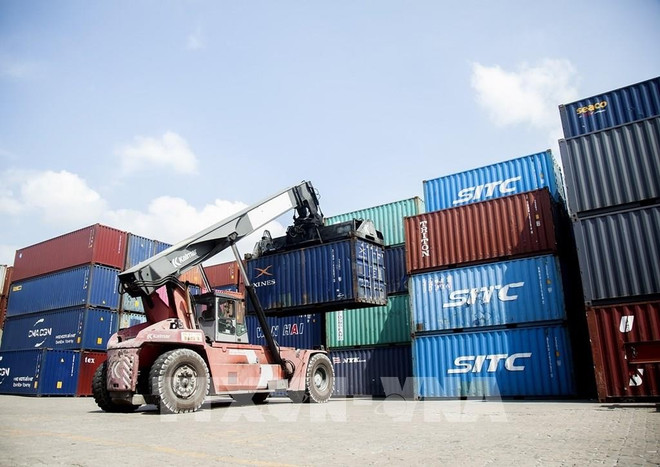 Déchargement de conteneurs au port de Tan Cang Cat Lai. Photo : VNA 110548-thanh-pho-ho-chi-minh-hon-2-400-container-ton-dong-can-xu-ly-tai-tan-cang-cat-lai.jpg