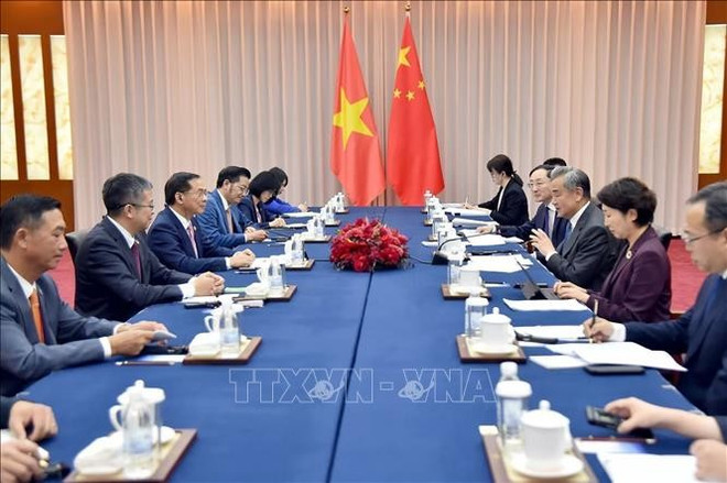 Panorama de l'entretien. Photo: VNA pho-thu-tuong-bo-truong-bo-ngoai-giao-bui-thanh-son-hoi-dam-voi-uy-vien-bo-chinh-tri-bo-truong-ngoai-giao-trung-quoc-vuong-nghi-ttxvn.jpg