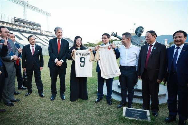 Le Premier ministre et son épouse reçoivent un maillot officiel du club Vasco da Gama. Photo: VNA vna-potal-thu-tuong-pham-minh-chinh-tham-cau-lac-bo-bong-da-vasco-de-gama-8133228.jpg