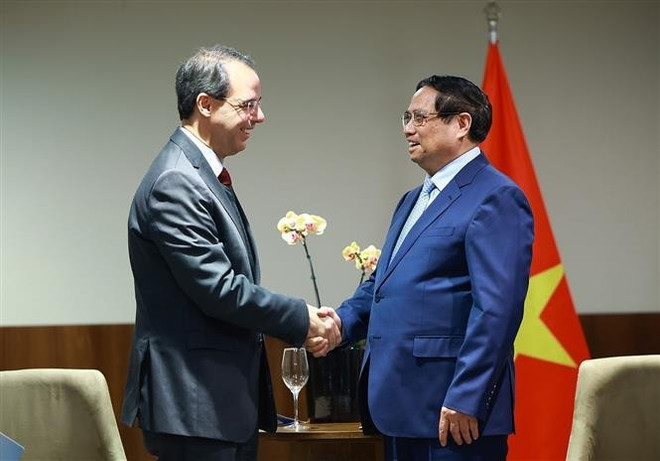 Le Premier ministre Pham Minh Chinh et José Serrador Neto, vice-président mondial du groupe Embraer. Photo: VNA vna-potal-thu-tuong-pham-minh-chinh-tiep-lanh-dao-mot-so-tap-doan-hang-dau-brazil-8134140.jpg