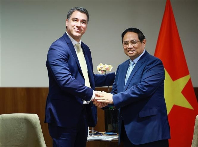 Le Premier ministre Pham Minh Chinh et Daniel Lopes, vice-président de FS. Photo: VNA vna-potal-thu-tuong-pham-minh-chinh-tiep-lanh-dao-mot-so-tap-doan-hang-dau-brazil-8134155.jpg