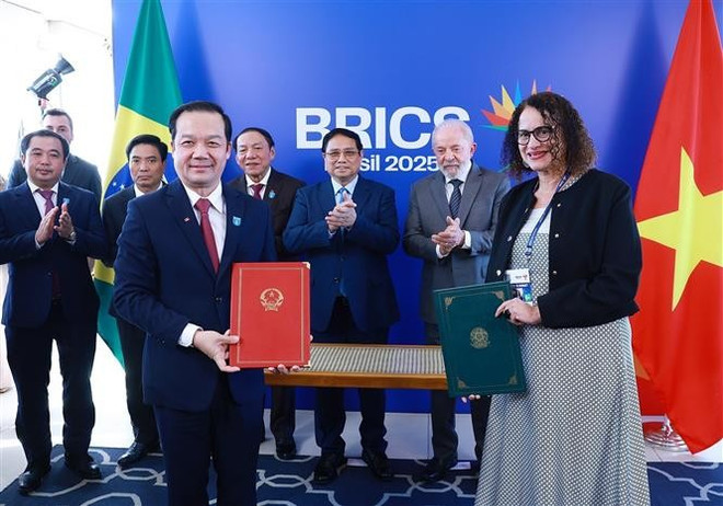 Le Premier ministre Pham Minh Chinh et le président Luiz Inacio Lula da Silva assistent à la cérémonie d'échange du mémorandum de coopération dans les domaines de la science, de la technologie, de l’innovation et de la transformation numérique. Photo : VNA vna-potal-thu-tuong-pham-minh-chinh-hoi-kien-tong-thong-brazil-lula-da-silva-8133181.jpg