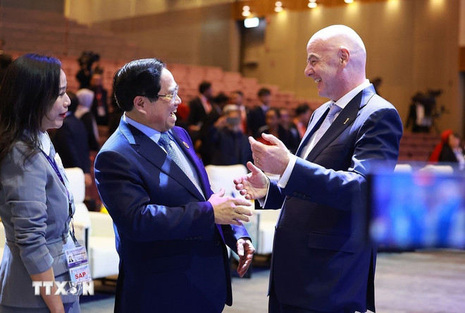 Le Premier ministre Pham Minh Chinh (à gauche et le président de la FIFA Gianni Infantino. Photo: VNA thu-tuong-pham-minh-chinh-du-le-ky-bien-ban-ghi-nho-asean-fifa-8364840-5.jpg