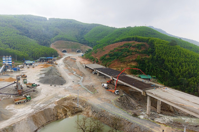 Les entrepreneurs renforcent les ressources humaines, les équipements et les machines afin d’accélérer l’avancement des projets de transport clés. cao-toc-bac-nam-29042025.jpg