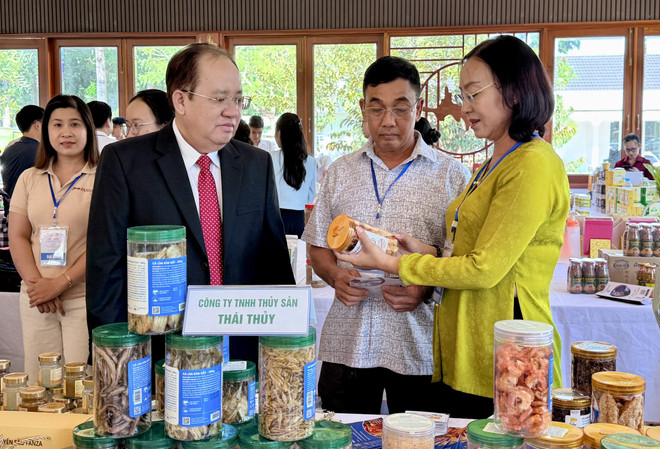 Des délégués visitent l’espace d’exposition présentant les produits phares d'entreprises vietnamiennes en marge de la conférence. Photo : VNA vna-potal-an-giang-hoi-nghi-xuc-tien-thuong-mai-thuc-day-xuat-nhap-khau-khu-vuc-mien-nam-8345276.jpg
