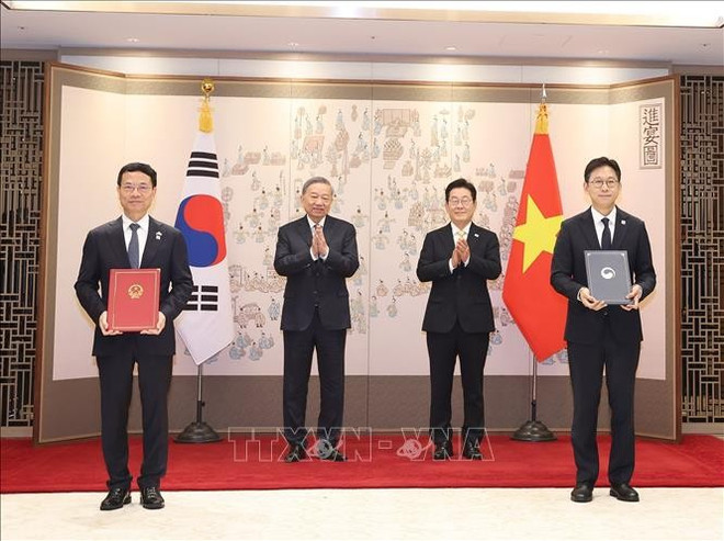 Le secrétaire général To Lam et le président Lee Jae Myung à la cérémonie d'échange d'un protocole d'accord entre les ministères des Sciences et des Technologies des deux pays. Photo: VNA ky-van-kien-hop-tac.jpg