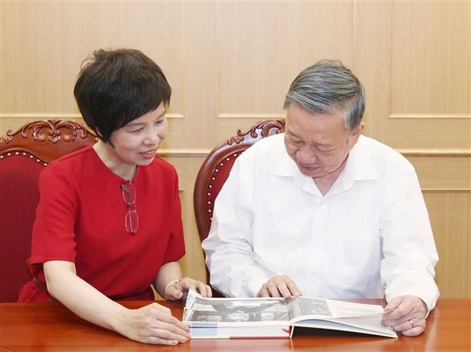 Vu Viet Trang, directrice générale de l’Agence vietnamienne d’Information (VNA), présente le livre au secrétaire général du Parti, Tô Lâm. Photo: VNA vna-potal-tang-tong-bi-thu-to-lam-sach-anh-100-nam-bao-chi-cach-mang-viet-nam-1925-2025-8083922.jpg