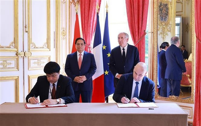 Signature d’un mémorandum entre l’Académie vietnamienne des sciences et technologies et le Commissariat français à l’énergie atomique et aux énergies alternatives. Photo: VNA vna-potal-thu-tuong-pham-minh-chinh-hoi-dam-voi-thu-tuong-phap-francois-bayrou-8084265.jpg