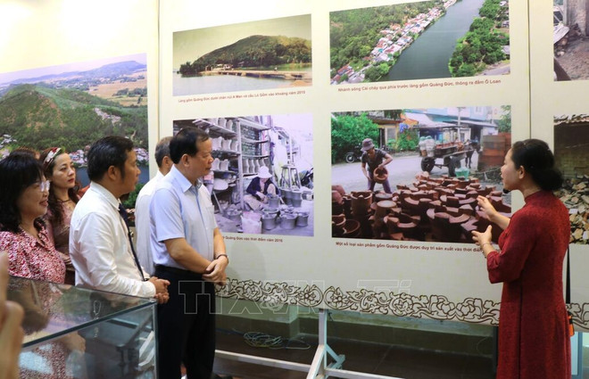 Présentation d'images du village de poterie de Quang Duc au musée provincial de Phu Yen. Photo: VNA 125537-vna-potal-phu-yen-bao-ton-va-phat-huy-gia-tri-gom-quang-duc-gan-du-lich-lang-nghe-8063843.jpg