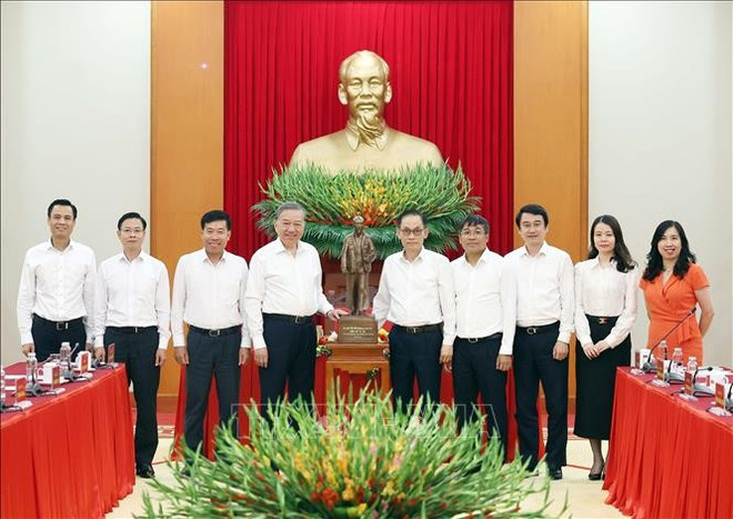 Le secrétaire général To Lam offre une statue du Président Ho Chi Minh au ministère des Affaires étrangères. Photo: VNA uuid01a57640-b2ba-4f2f-b2d5-697698a7c5c7code001library1type1mode1loctruecaptrue.jpg