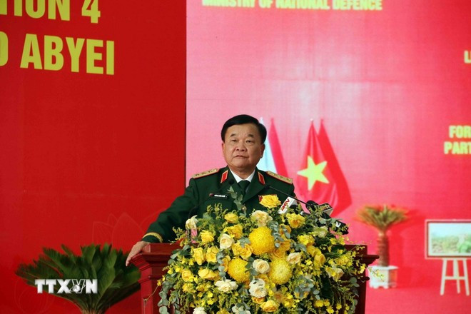 Le vice-ministe de la Défense, Hoang Xuan Chiên, également chef du groupe de travail intersectoriel, chef du comité directeur du ministère de la Défense sur la participation aux opérations de maintien de la paix des Nations Unies, lors de la cérémonie. Photo: VNA gin-giu-hoa-binh-lhq-12.jpg