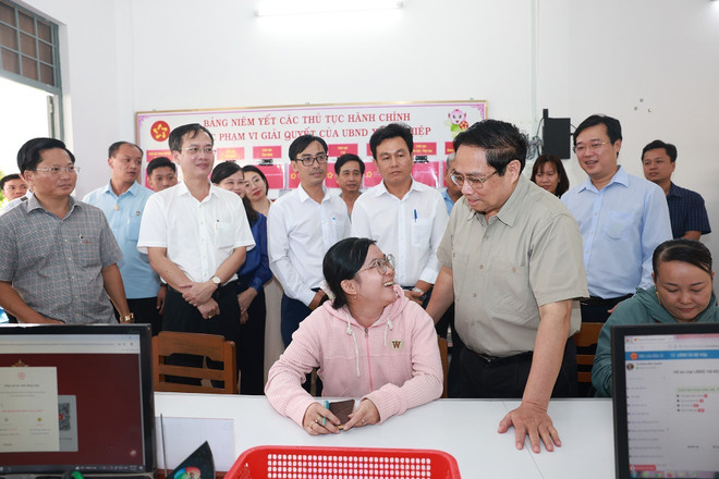 Le Premier ministre Pham Minh Chinh effectue une inspection du fonctionnement du modèle d’administration locale à deux niveaux à Dong Thap. Photo: VNA vna-potal-thu-tuong-kiem-tra-mo-hinh-chinh-quyen-dia-phuong-2-cap-tai-dong-thap-8161930.jpg