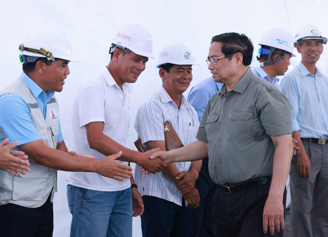 Le Premier ministre Pham Minh Chinh inspecte l’état d’avancement des travaux du projet d'autoroute Chau Doc - Can Tho - Soc Trang. Photo: VNA vna-potal-thu-tuong-pham-minh-chinh-kiem-tra-tien-do-du-an-giao-thong-trong-diem-tai-an-giang-8161149.jpg