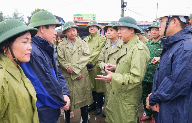 Le vice-Premier ministre Tran Hong Ha supervise les préparatifs anti-typhon à Hai Phong. Photo: VNA vna-potal-pho-thu-tuong-tran-hong-ha-kiem-tra-chi-dao-cong-tac-phong-chong-bao-so-3-tai-hai-phong-8161933.jpg