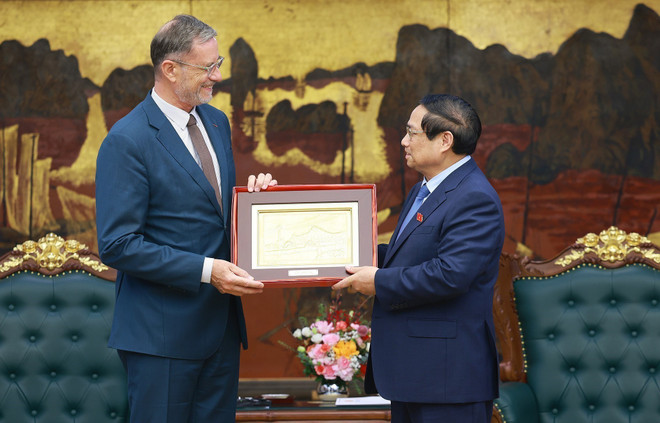 Le Premier ministre Pham Minh Chinh offre un souvenir à l'ambassadeur Olivier Brochet. Photo : VNA vna-potal-thu-tuong-pham-minh-chinh-tiep-dai-su-phap-tai-viet-nam-8029989.jpg