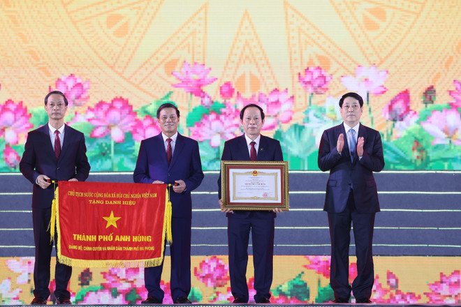 Hai Phong reçoit le titre de « Ville Héroïque ». Photo: VNA vna-potal-chu-tich-nuoc-du-le-ky-niem-70-nam-ngay-giai-phong-hai-phong-8030280.jpg